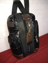 極美品!最高級! TUMI レザー ALFA BRAVO MONTEREY SLING 92318DB2 ボディバッグ ブラック×ブラウン 美品バッグ ショルダーバッグ_画像2