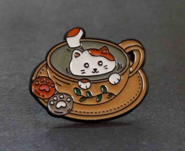 《モカ珈琲カップ入浴猫》新品『1匹の萌猫入浴』ねこ好き(=^・^=) CAT キャット■ピンバッジ バッチ■おしゃれ ファッション ラッキー開運