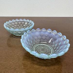 KCK232 昭和レトロ ガラス皿 2枚 乳白色 ブルー 水色 古硝子製 気泡 食器 小皿 デザート皿 小物置き 飾り物 氷コップ 小鉢 インテリア 