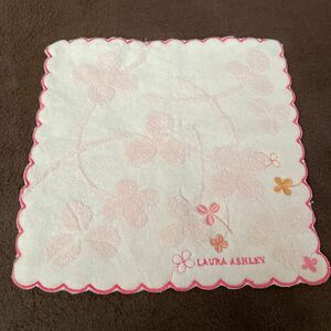 ハンカチ　レディース　Laura Ashley クローバー　ピンク