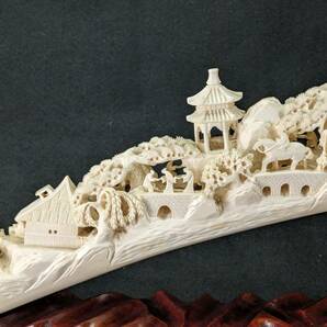 楼閣 彫刻 牙 一本物 一本牙 白材芯料 天然素材 象牙風 全長約76.5cm 重量約2.425kg オブジェ 台付 （W-3）の画像2
