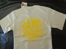 本物正規◆POLER ポーラー◆Tシャツ CAMP VIBES■ベージュ/CREAM■XL■新品 アメリカ購入_画像2