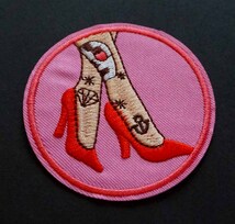 《赤ハイヒール髑髏パンスト柄》■円形■新品 『red high heels 』lovely girl 刺繍ワッペン■アメリカ 映画 ムービー ホラー■衣服DIY_画像1