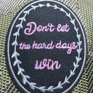 黒桃DW楕円■◆新品　格言　名言　Don't Let The Hard Days Win 刺繍ワッペン（パッチ）◆激渋◎映画 ムービー アニメ 音楽 ミュージック