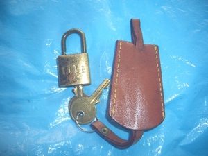 *ELLE~ Logo KEY brass bag key & leather holder ( key 2 piece )*ELLE. Logo & Mark entering *( size ) width 2cm length 4cm( body 2cm) weight 45g(KEY complete set )