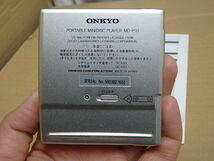 〇ポータブル MD カセット プレーヤー ONKYO MD-P10 オンキョー 本体 コントローラー ACアダプター 電池ボックス 取説 イヤホン バッテリー_画像7
