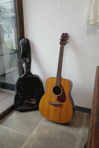 ○YAMAHA　ヤマハ　アコースティックギター　FG-200　フォークギター　合皮ケースつき　古道具のgplus広島 2403i