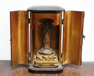 古い木製の厨子に納められた金属製の鬼子母神像 n408