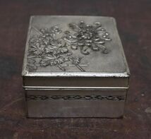 金属製のとてもかわいい花彫の小箱 煙草入 宝石箱 n567_画像3