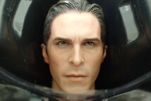 k4536 / フィギュア HOTTOYS 1/6 EXCLUSIVE BATMAN BEGINS ブルース・ウェイン BATSUIT BEGINS Ver 箱付 現状品_画像3