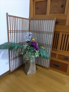 生け花伝い立て花道目隠し高野1000年杉で作った衝立て25年位前に作った襖の中障子です生け花の衝立てに成ります屋久島の屋久杉に近いです