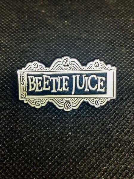 【ピンバッジ】ビートルジュース Beetle Juice 映画 洋画 アクセサリー ブローチ ティムバートン エンブレム