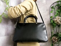 超美品●GUCCI グッチ●バンブー●ロゴ型押し●カーフ レザー 本革●2way ショルダー ハンド バッグ●黒●SV金具●B5 収納 かばん●Js45027_画像2