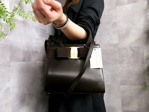 ●超美品●Salvatore Ferragamo フェラガモ●ヴァラリボン●ロゴ金具●カーフ レザー 本革●2way ハンド バッグ●ブラウン●G金具●Js45350