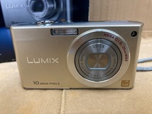 554* Panasonic パナソニック デジタルカメラ デジカメ LUMIX ルミックス DMC-FX35 通電確認済 ケース 箱 取説付 現状品_画像2
