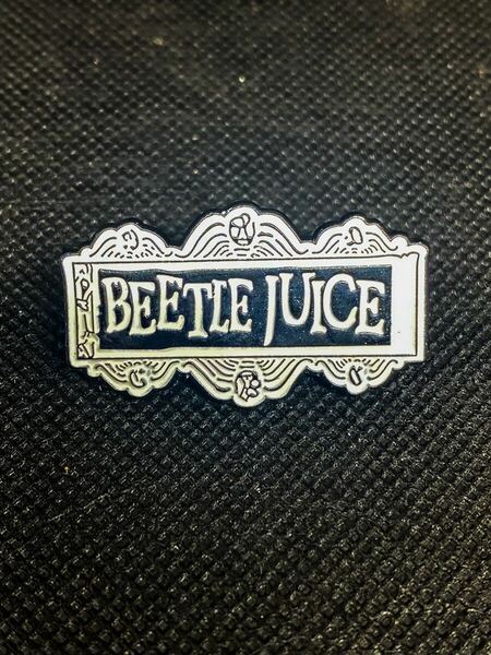 【ピンバッジ】ビートルジュース Beetle Juice 映画 洋画 アクセサリー ブローチ ティムバートン エンブレム ピンバッジ エンブレム 舞台