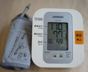 オムロン OMRON 上腕式血圧計 HEM-7200 血圧計　ホワイト　白　ACアダプタ無し 自動血圧計 健康器具