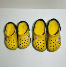 OR4】 クロックス サンダル 2足セット C9 C12 16.5㎝ 18.5㎝ キッズ ミニオン MINION 子供 兄弟 黄色 crocs_画像3