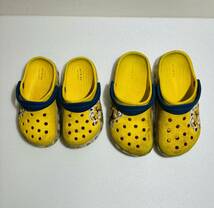 OR4】 クロックス サンダル 2足セット C9 C12 16.5㎝ 18.5㎝ キッズ ミニオン MINION 子供 兄弟 黄色 crocs_画像4