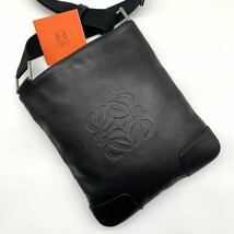 極美品 入手困難● LOEWE ロエベ ショルダーバッグ サコッシュ エンボス アナグラム ロゴ 斜め掛け レザー ブラック 金具 男女兼用 黒_画像1