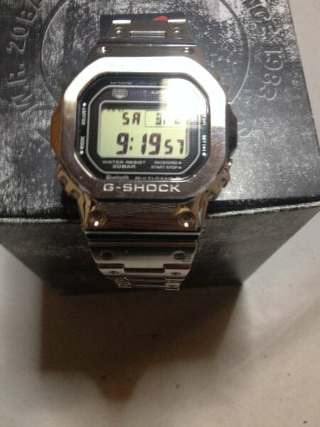 美品　[カシオ] 腕時計 ジーショック 【国内正規品】Bluetooth 搭載 フルメタル 電波ソーラー GMW-B5000D-1JF メンズ シルバー