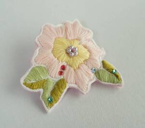 ♪　ハンドメイド ピンク色　お花　ブローチ　綿レースに刺繍　刺繍糸 高分子結晶ストーン使用