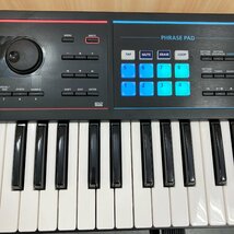 A) Roland ローランド シンセサイザー JUNO-DS61 ジュノ 61鍵盤 キーボード 椅子 スピーカー スタンド セット 音響機器※中古_画像3