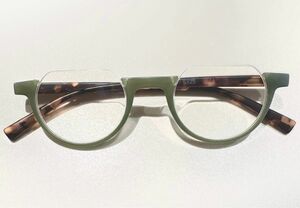 オシャレ　老眼鏡　＋0.5 リーディンググラス　ブルーライトカットレンズ使用　ソフトケース付き　アンダーリム　グリーン　レオパード