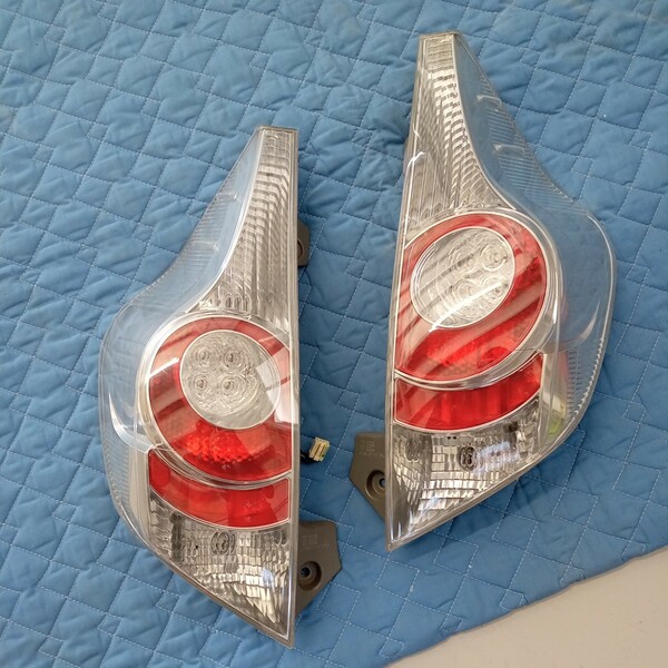 【送料無料】 トヨタ アクア純正前期テールランプ LED 左右セット STANLEY 52-252　カプラーハーネス付き
