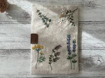 ※ハンドメイド※お薬手帳ケース/マルチケース/手刺繍/ハーブ_画像2