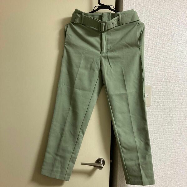 GU パンツ　Sサイズ　淡いグリーン　春パンツ