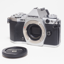 ★ ジャンク品 ★ オリンパス OLYMPUS OM-D E-M5 MarkⅡ(2) シルバー 本体のみ (付属品・バッテリー無し)_画像1