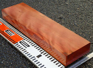 イスノキ、光沢ある木肌、紅褐色でシマシマ杢入で美しい！超強固な加工済板。長さ377mm幅103mm厚み38mm