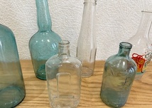 昭和レトロ ガラス瓶７点 目盛り付き エンボス 緑色 硝子瓶 ガラス器 空き瓶 気泡入り アンティーク 一輪挿しにも_画像7