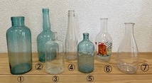 昭和レトロ ガラス瓶７点 目盛り付き エンボス 緑色 硝子瓶 ガラス器 空き瓶 気泡入り アンティーク 一輪挿しにも_画像1