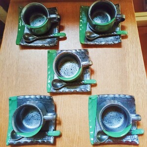 未使用品 信楽焼 カップ＆ソーサー スプーン 5客セット コーヒーカップ デミタスカップ 和風 陶器 小皿 角皿 菓子皿 脚付き 緑 黒 グリーンの画像2