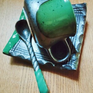 未使用品 信楽焼 カップ＆ソーサー スプーン 5客セット コーヒーカップ デミタスカップ 和風 陶器 小皿 角皿 菓子皿 脚付き 緑 黒 グリーンの画像8