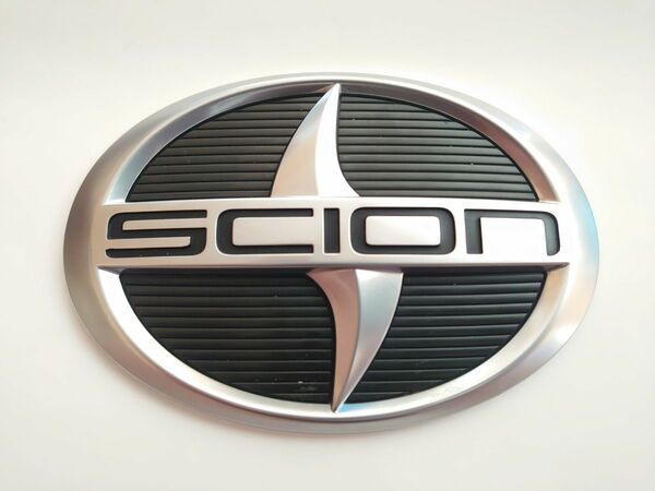 SCION エンブレム サイオン フロント トヨタ 北米仕様 シルバー 横幅14センチ