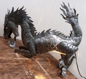 (☆BM)ブリキ製 ドラゴン 照明 横幅61㎝ 1.8kg オブジェ 置物 ライト ランプ アート 龍 珍品 希少 レア 金属製 