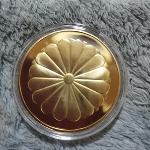 日本金貨 鳳凰 菊の御紋 天皇陛下御即位記念 記念メダル 24KGPの画像2