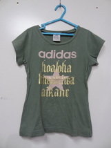 全国送料無料 アディダス adidas 子供服キッズ女の子 ラメ入りプリント半袖 カーキー色Tシャツ 140_画像1