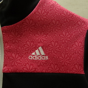 全国送料無料 アディダス adidas 子供服キッズ女の子 サッカー等スポーツ 黒Xピンク色 胸小花柄 肩ライン ジャージ トップス 140の画像4