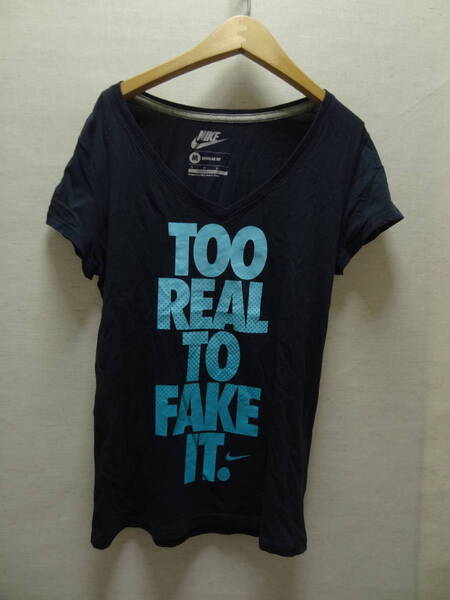 全国送料無料 ナイキ NIKE レディース 綿100%素材TOO REAL TO FAKE IT. プリント 半袖 Vネック紺色Tシャツ Mサイズ