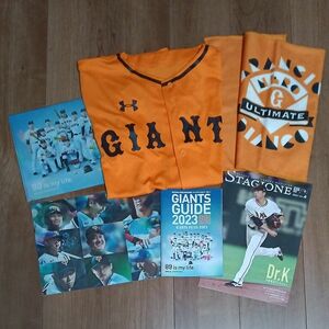 読売ジャイアンツ 　アンダーアーマー 　ユニフォーム　 GIANTS６点セットで！読売巨人軍　クリアファイル　タオル　非売品