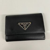 A252/【中古品】PRADA プラダ 6連 キーケース ブラック レザー 黒 サフィアーノ 型押し レザー 鍵入れ M222 トライアングルロゴ 三角 ロゴ_画像1