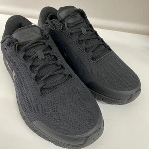 A3/【個人保管品】UNDER ARMOUR アンダーアーマー メンズ ランニングシューズ UAチャージドローグ 4Eフィット 3022190 001 ブラック 27.5cm