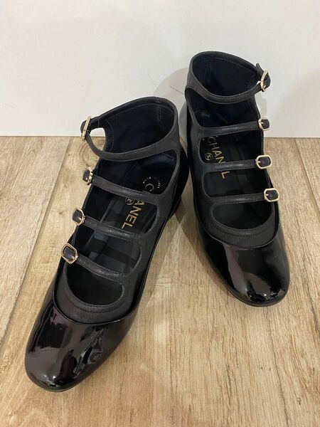 CHANELエナメルショートブーツ