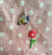 手刺繍のミニL字ファスナーポーチ　赤ちゃんペンギンとお花_画像4