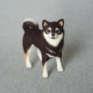 小さな黒い柴犬 8cm 羊毛フェルト ハンドメイド ミニチュア 黒柴犬の画像1