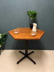 Art hand Auction [Livraison gratuite] Table hexagonale Style café Table sur pied 80 cm chêne pin, œuvres faites à la main, meubles, Chaise, étagère, étagère à livres, étagère